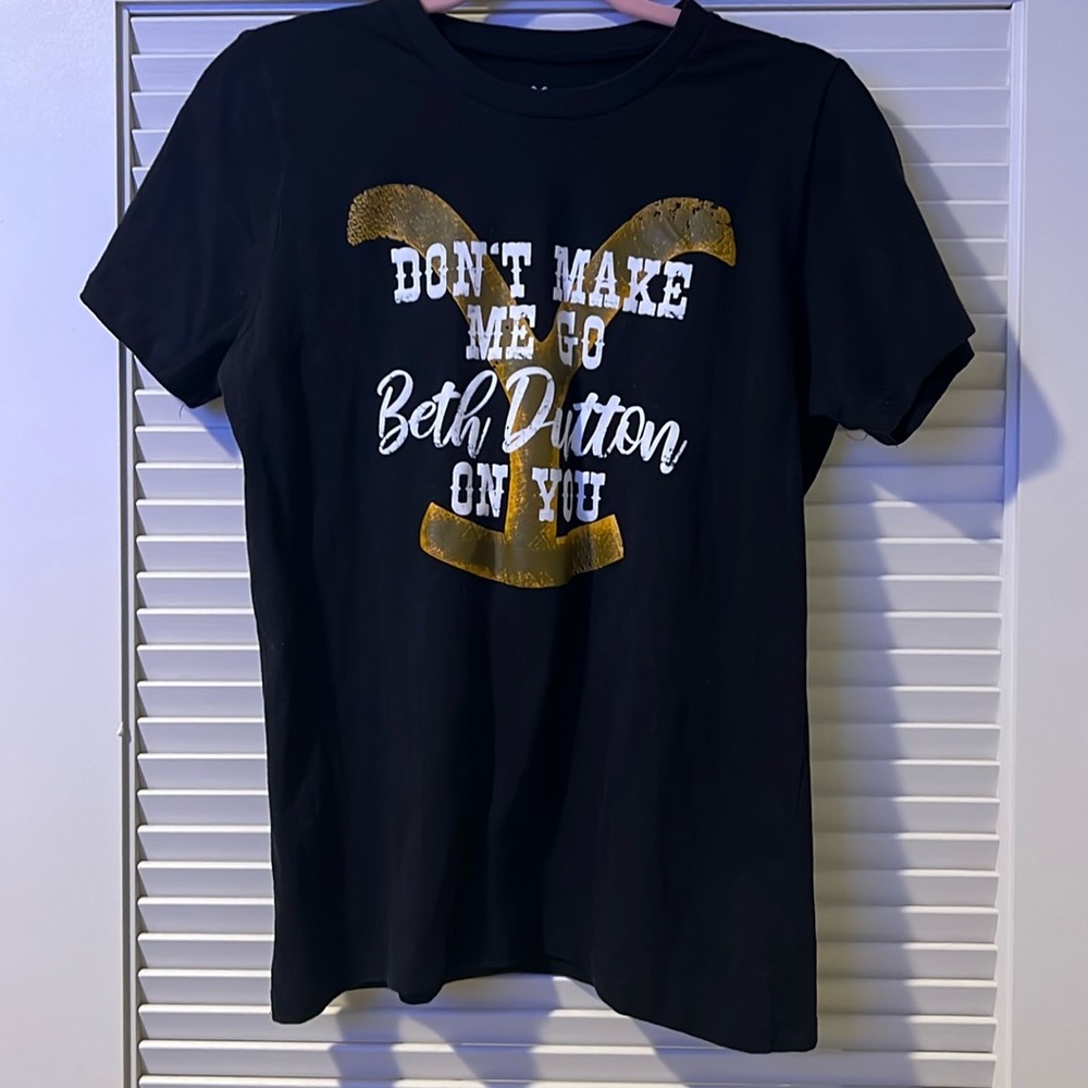 Yellowstone T-Shirt Size Large NWOT